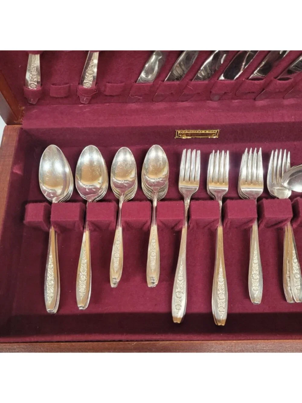 Wm Rogers Son Primrose 53 Pc IS Flatware SilverPlate 1950s In Wooden Chest